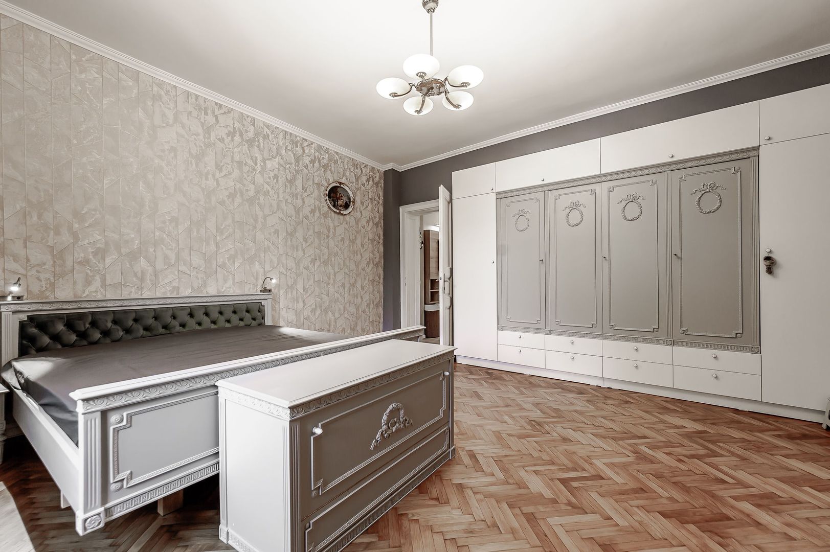 Apartament cu 3 camere ultracentral cu garaj - Poză 3