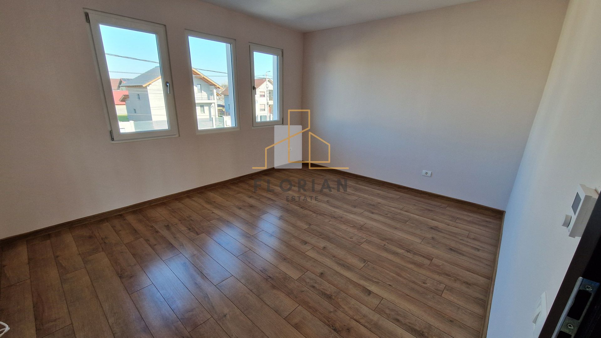 Duplex spatios si luminos in centrul Sacalazului - Poză 9