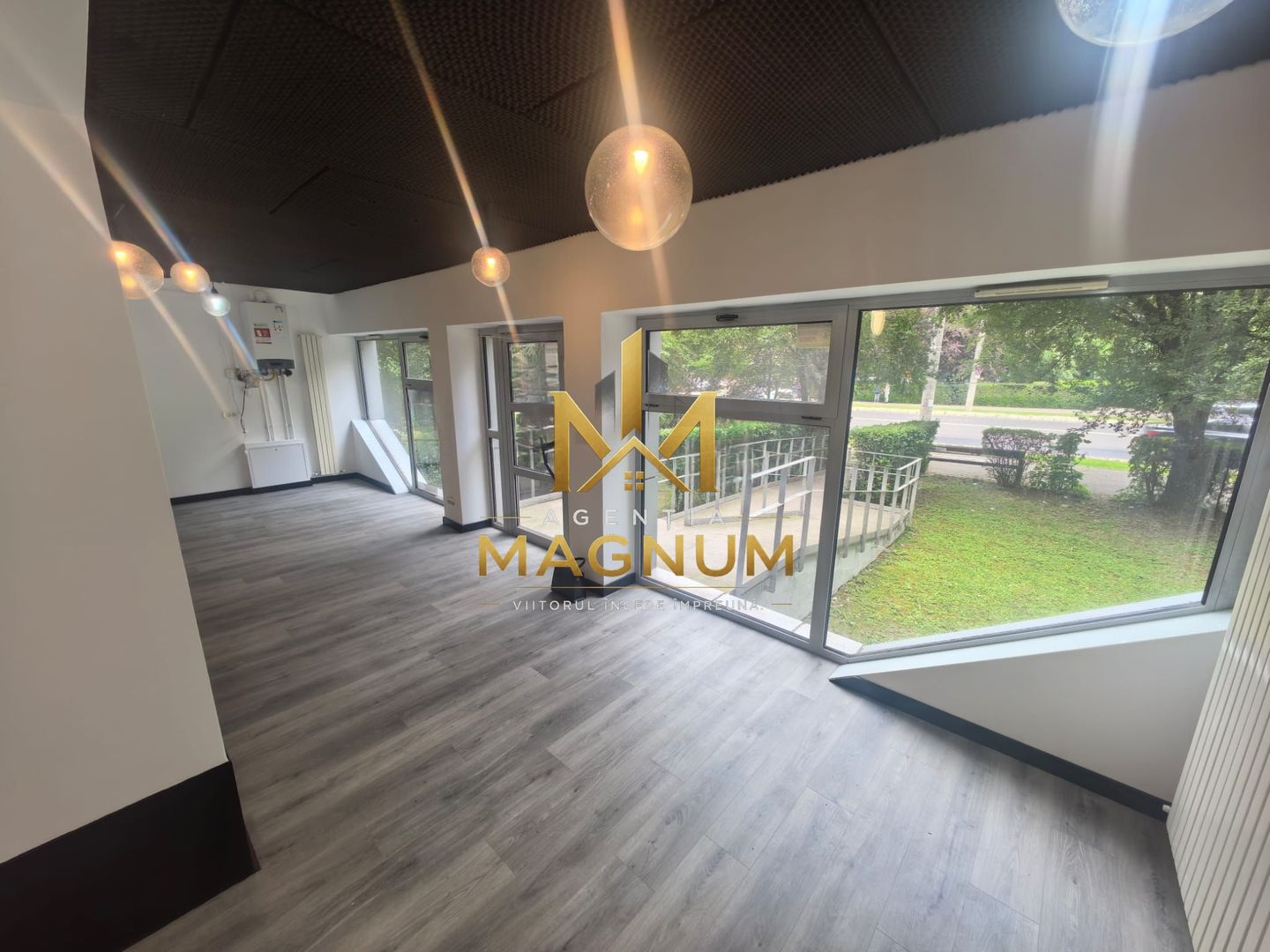 Spațiu comercial renovat, vitrină 10 m, bulevard principal, parter - Poză 1