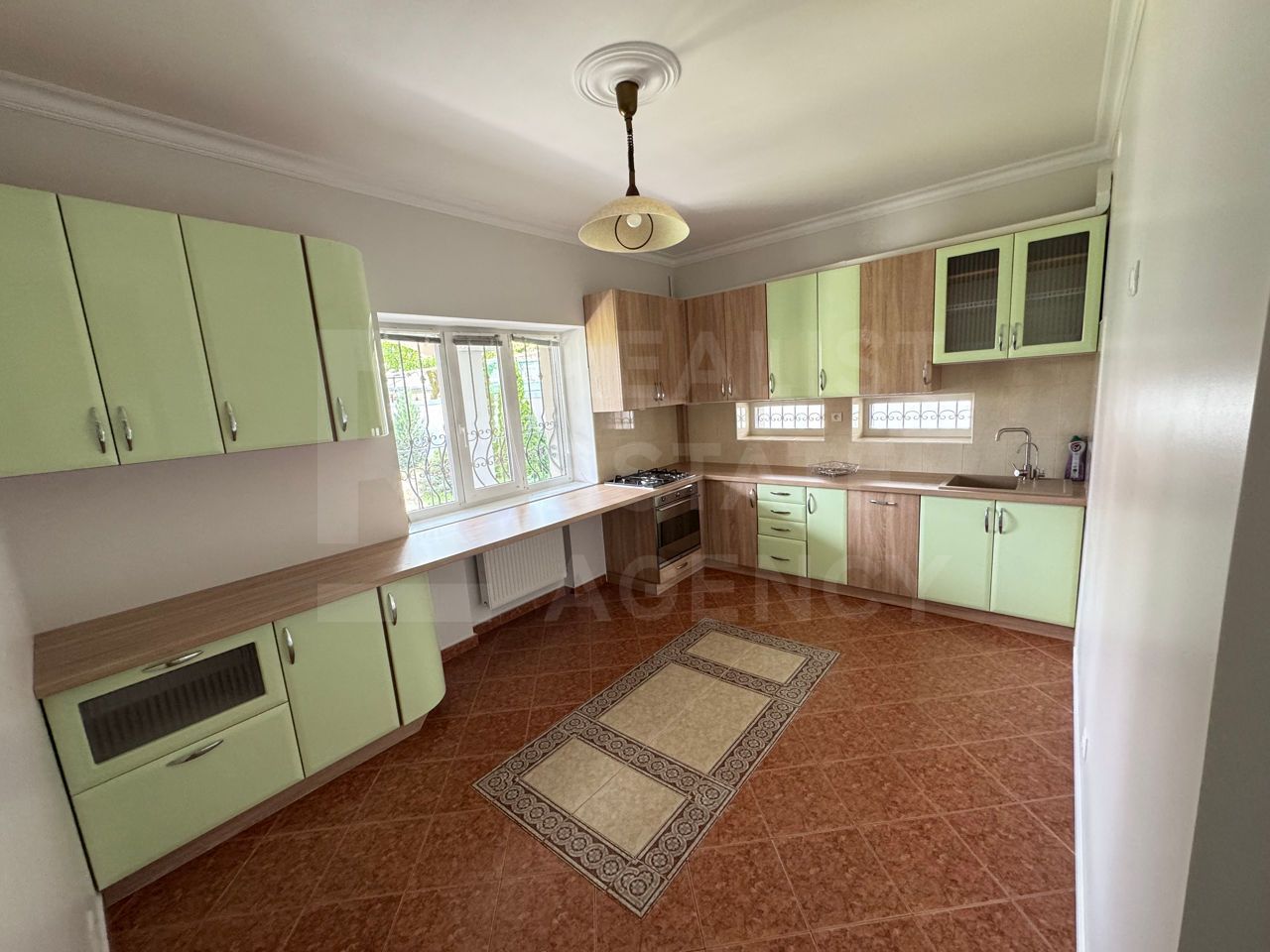 Chirie, casă, 2 nivele, 5 camere, str-la Nucarilor, Telecentru - Poză 2