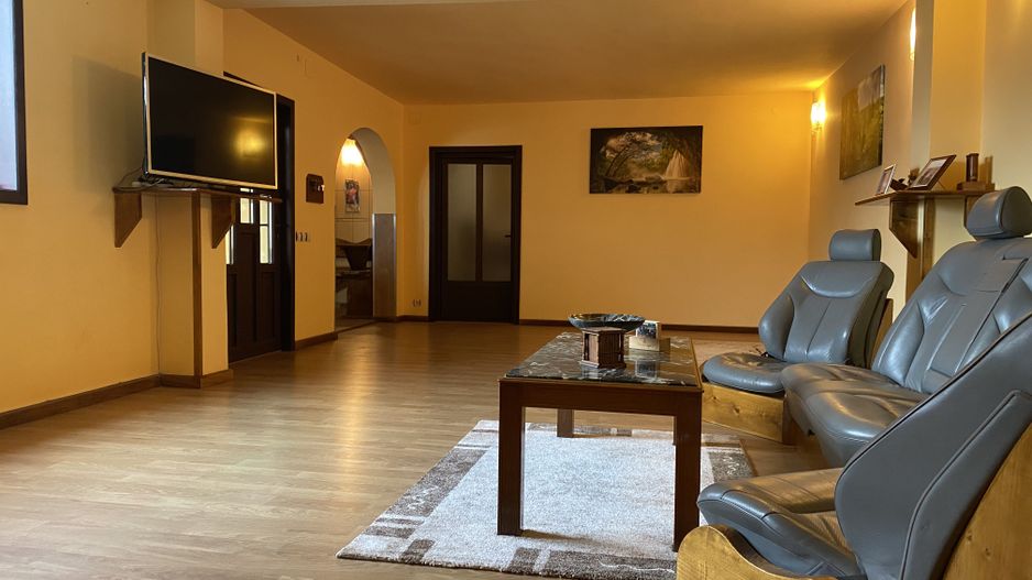 Vanzare casă la poalele Bucegilor!Potential pt. locuinta sau pensiune - Poză 2