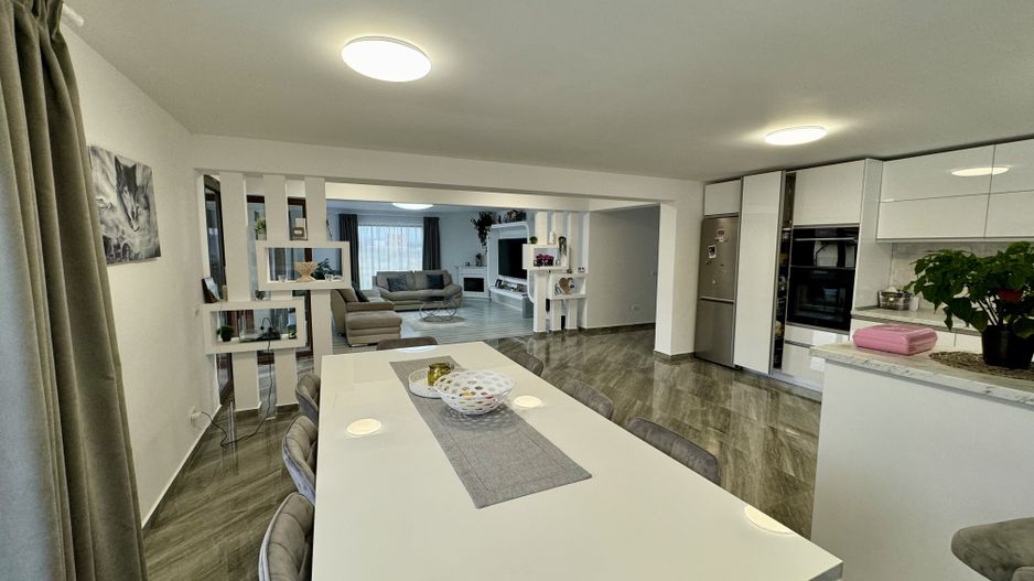 Casă Spațioasă de Vânzare în Ghimbav | Două Apartamente | Teren 579 mp - Poză 6