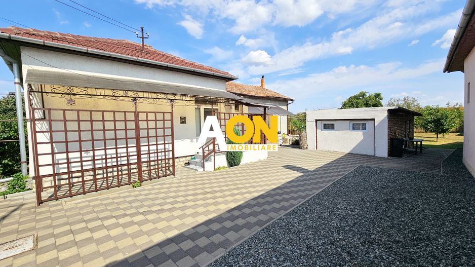 Casa 4 camere, 2 bai, 2 bucatarii, 1050 mp teren, zona Centru - Poză 1