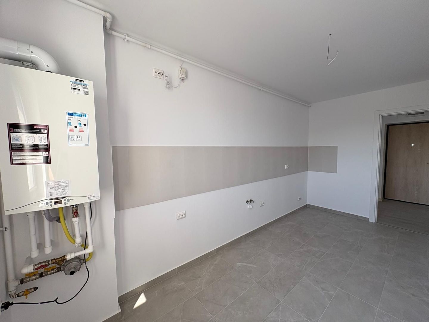 AP. 3 CAMERE- HILS SPLAI, PARCARE, BUCATARIE INCHISA, COMIS 0% - Poză 3