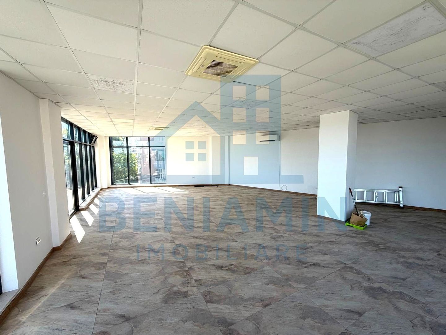 Spatiu comercial pe Bulevardul Decebal - Rovine - Helmat 100mp - Poză 3