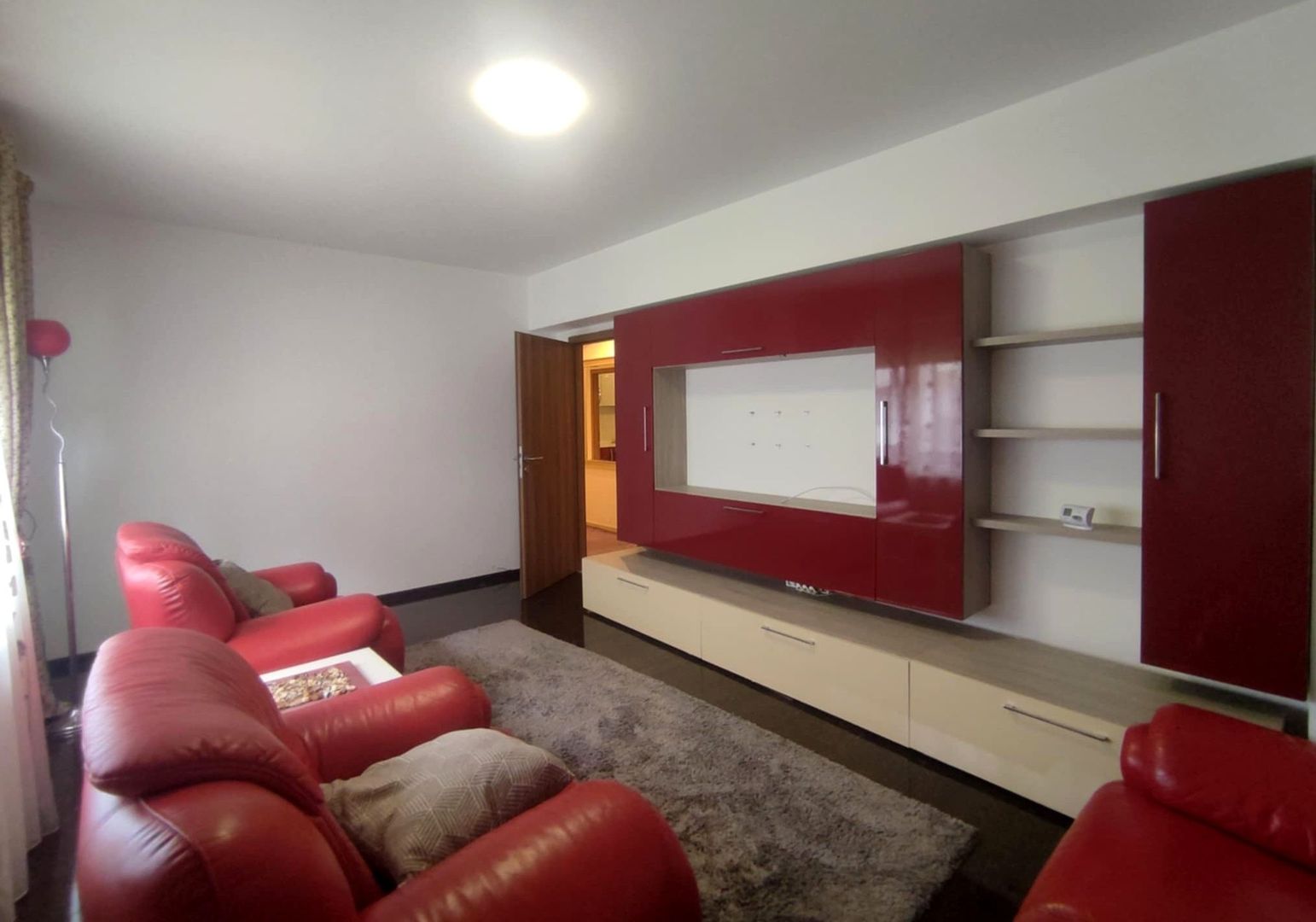 Inchiriem apartament 2 camere spatios intr-un bloc tip vila zona Tractorul - Poză 3