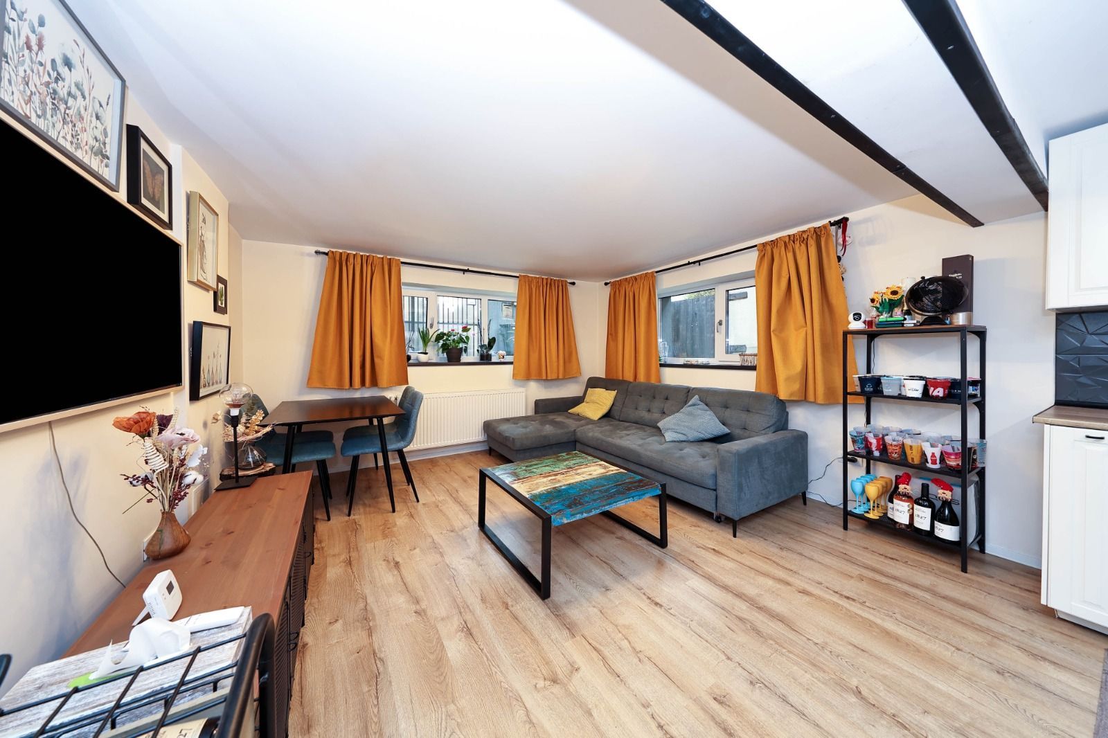 Apartament cu 3 camere la casa | Curte 130 mp | Zona Grivitei strada Vulcan - Poză 1