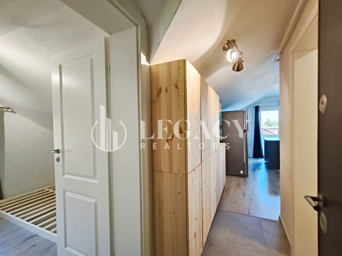 Apartament READY TO MOVE la mansardă, cu balcon și boxă de depozitare - Poză 10