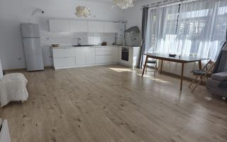 Casă spațioasă, renovată complet, într-o zonă liniștită - Poză 5