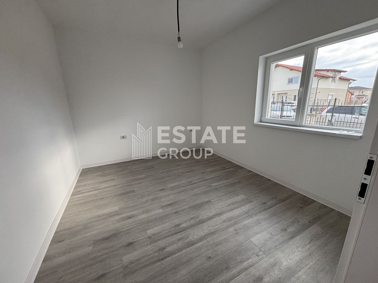 Casa individuala cu 5 camere in Mosnita Noua zona castel - Poză 2