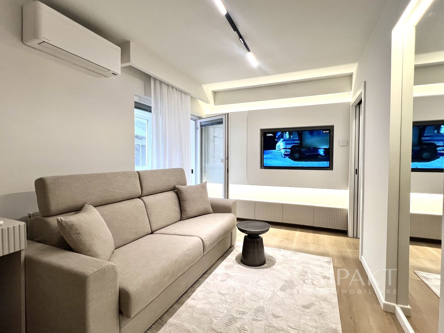 Apartament modern, recent renovat cu boxa si loc de parcare in centrul orasului! - Poză 2