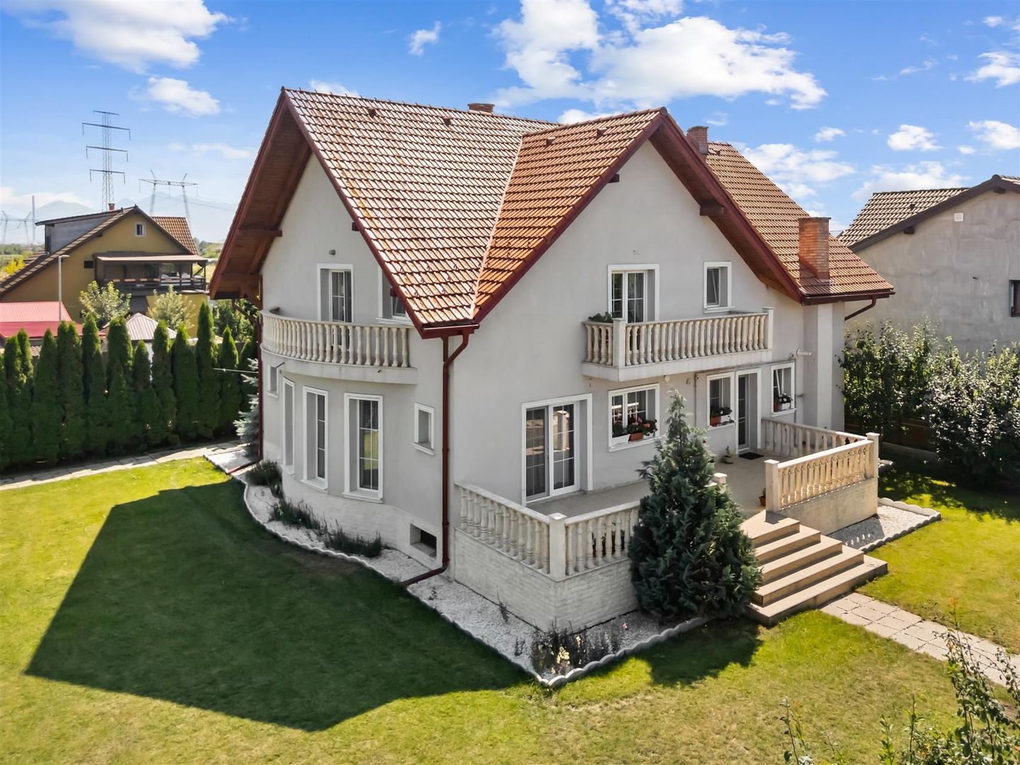 Vila / Casa superba cu 5 camere zona | 1032 mp teren |  Sanpetru Brasov - Poză 2