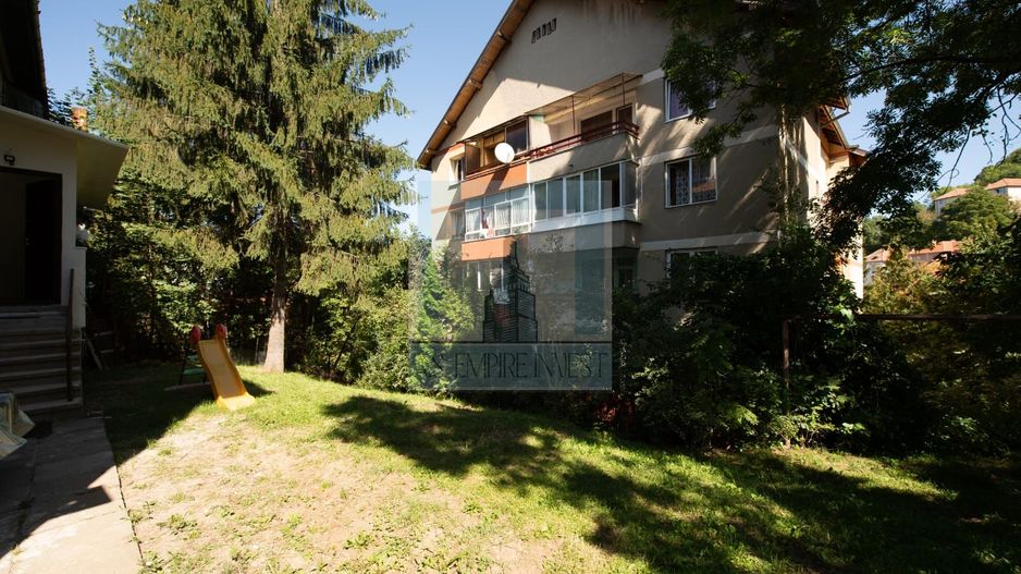 Apartament elegant în zona centrală, cu curte și intrare individuală - Poză 1