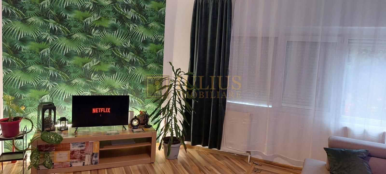 Parter inalt,  centrală proprie- in spate la Hotel Strelitia - Poză 2