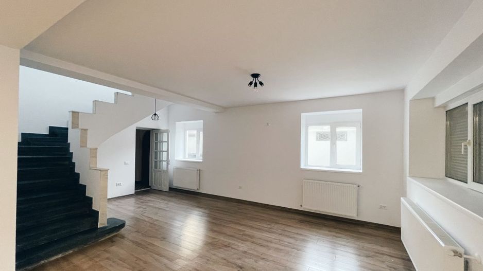 Vila cu terasa si curte de inchiriat (ideal firma), Parcul Carol - Unirii - Poză 1