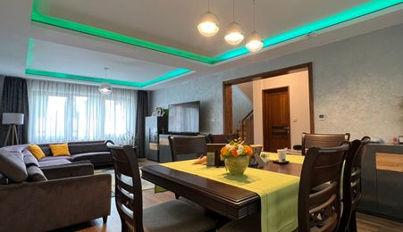 Casă de tip triplex la vânzare 6 camere /Șelimbăr /Secția 1 de Poliție