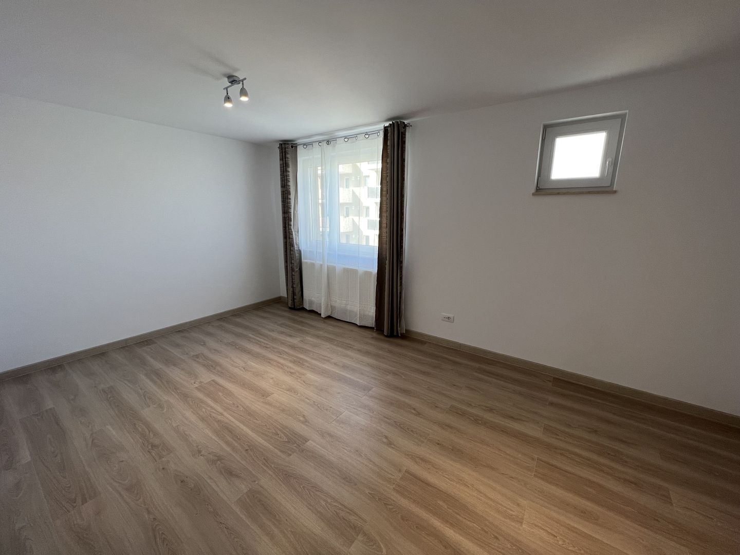 Apartament cu 2 camere in Urban Plaza - Poză 12