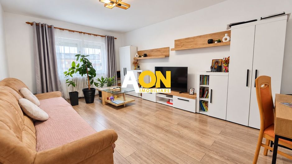 Apartament 3 camere, 2 bai, decomandat, Cetate, zona Liceului Sportiv - Poză 1
