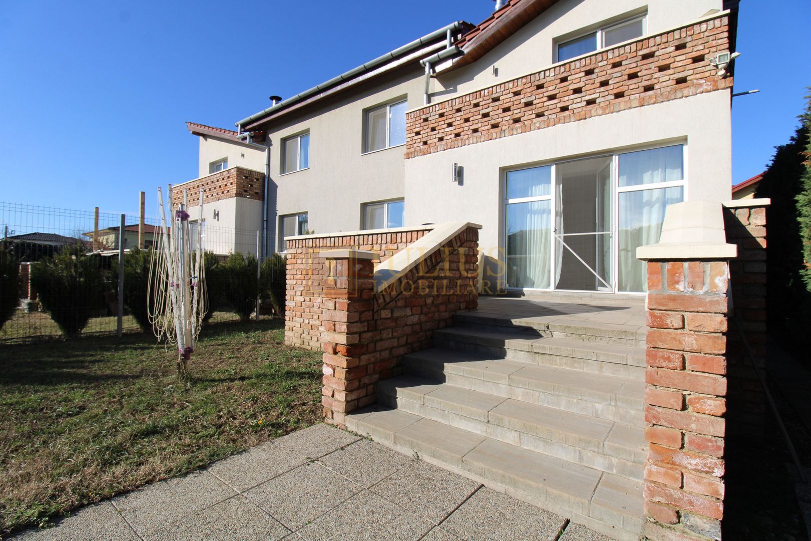 Ciarda Rosie,  4 dormitoare + 2 bai + 2 bucatarii, centrala proprie. - Poză 1