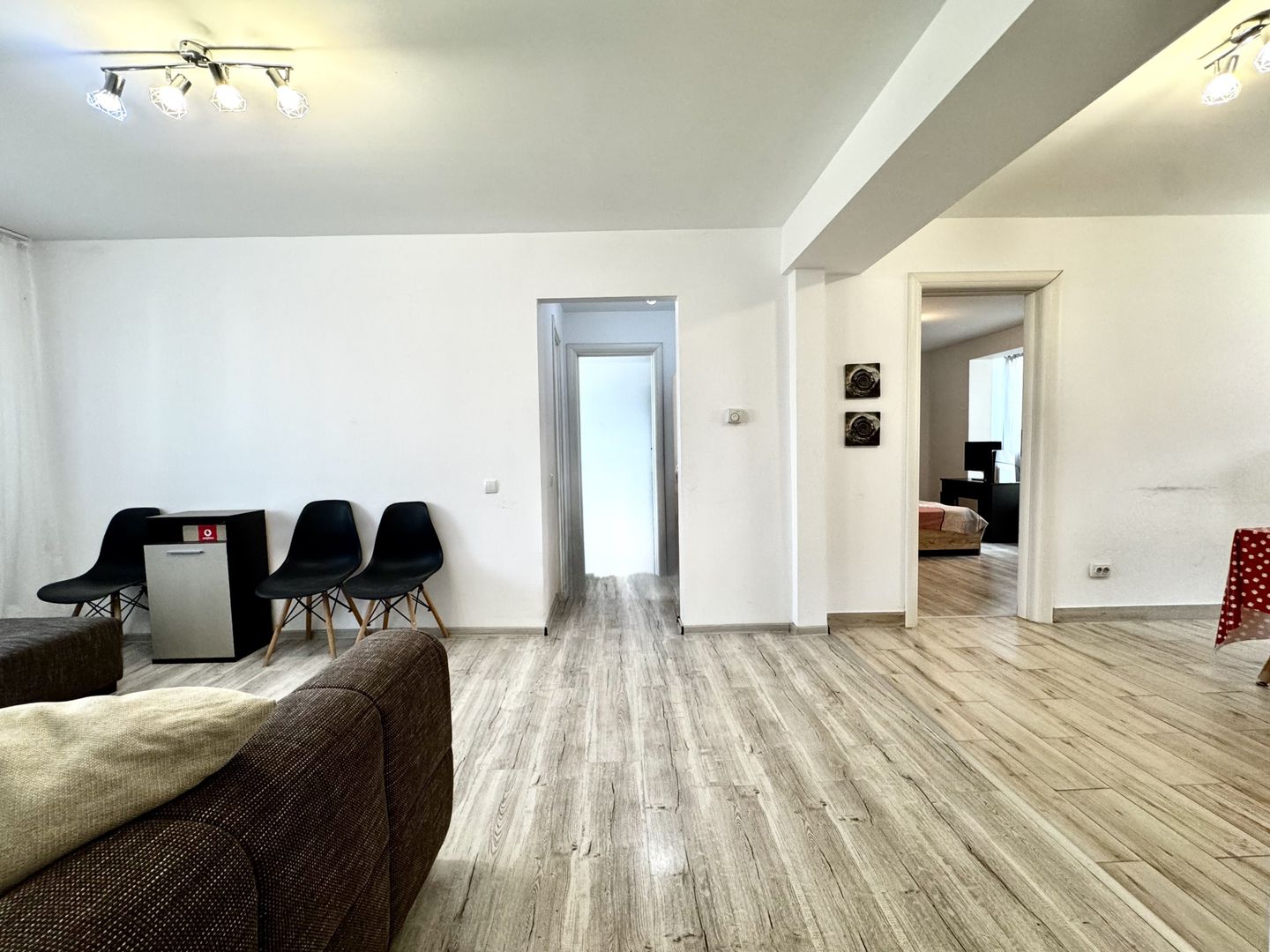 Apartament 4 camere, spațios, in zona Centralǎ- Piața Mǎrǎști - Poză 2