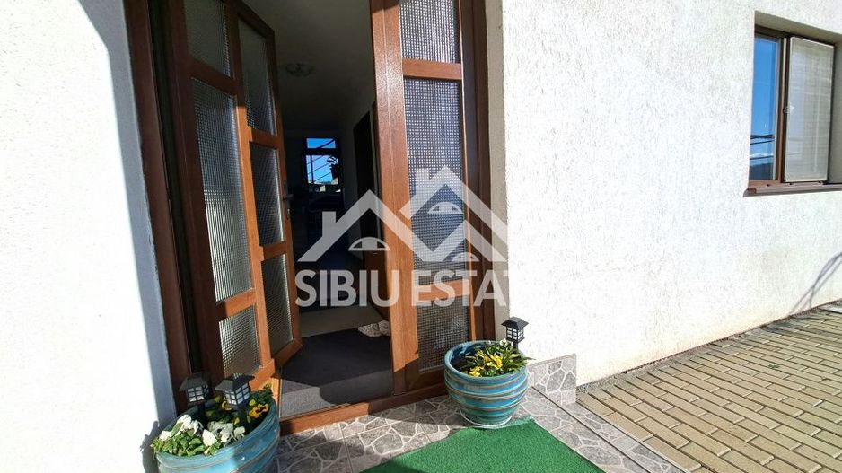 Casa Sibiu cu pivnita si garaj, curte mare - Poză 1