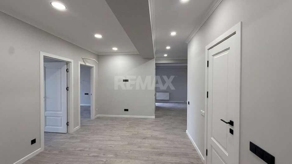 Vânzare apartament cu 2 dormitoare si living la Buiucani - Poză 1
