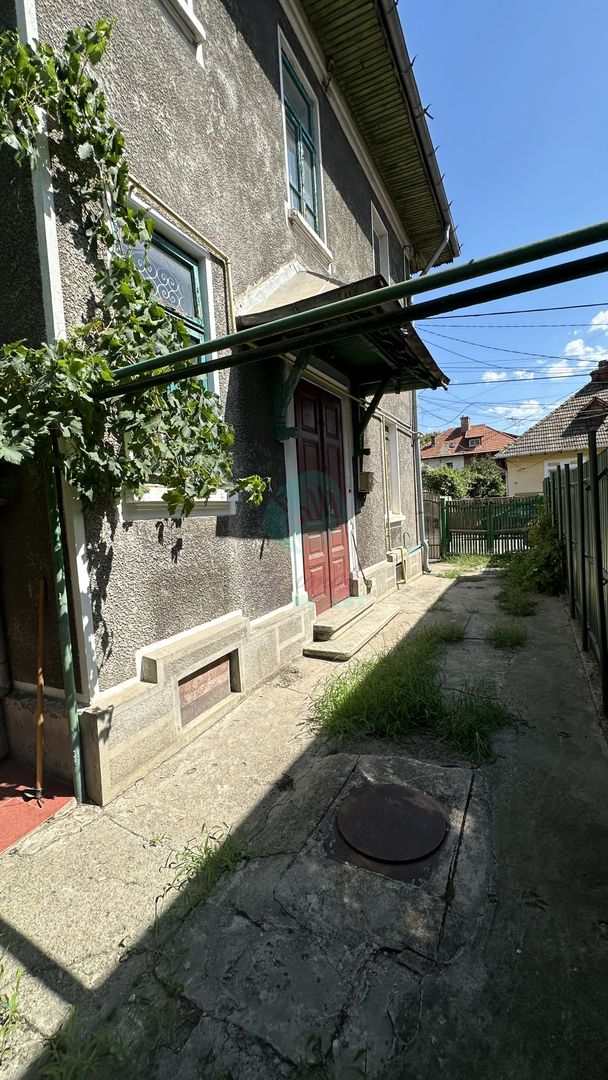 Curte generoasa si casa spatioasa in ZONA VATRA LUMINOASA - Poză 2