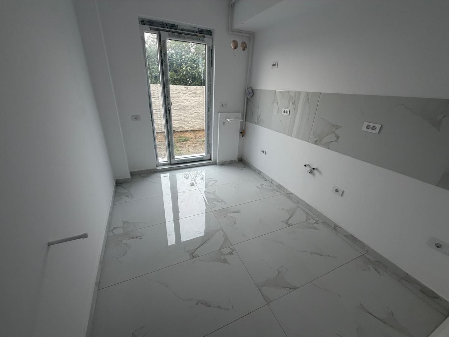 AP. 2 CAMERE- CURTE 40 MP, CENTRALA PROPRIE, PARCARE , COMISION 0% - Poză 4