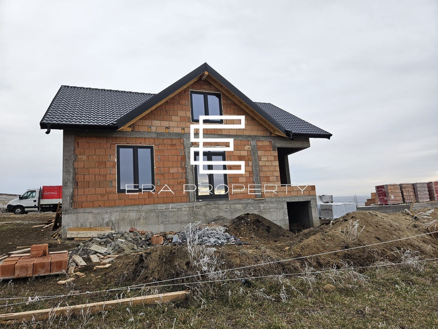 Casa individuala -pivnita-teren 350 mp- priveliste superba - Poză 2