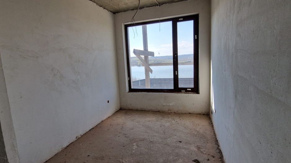 Vand vila la rosu cu teren 2700mp - Poză 5