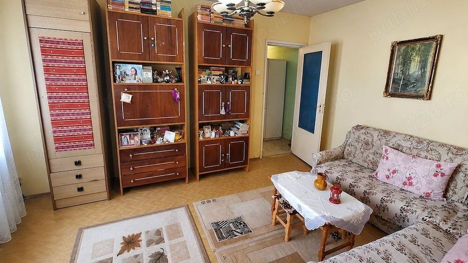 Apartament 3 camere, Zona Dacia   luminos, liniștit, cu vedere spre spațiu verde - Poză 1