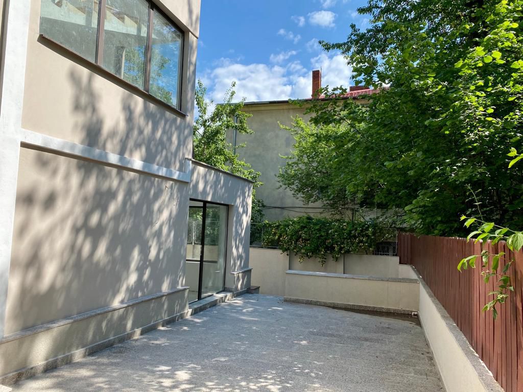 Refugiu Urban cu Eleganță Clasică – Vilă Renovată în Inima Primăverii - Poză 18