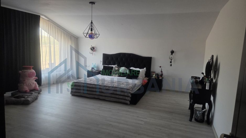 Vilă spațioasă de vânzare în sat Carlig, ideală pentru două familii - Poză 3