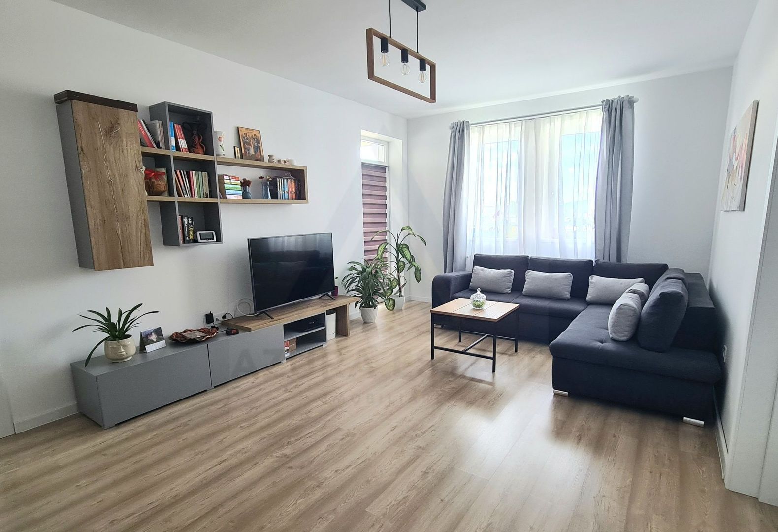 Apartament modern 57 mp utili 2 balcoane loc de parcare zona Lazaret - Poză 1