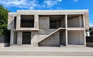 Clădire comercială de vânzare – Grătiești