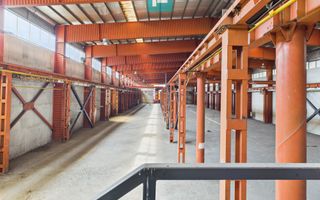 Hală industrială cu pod rulant și parcare betonată - Poză 5