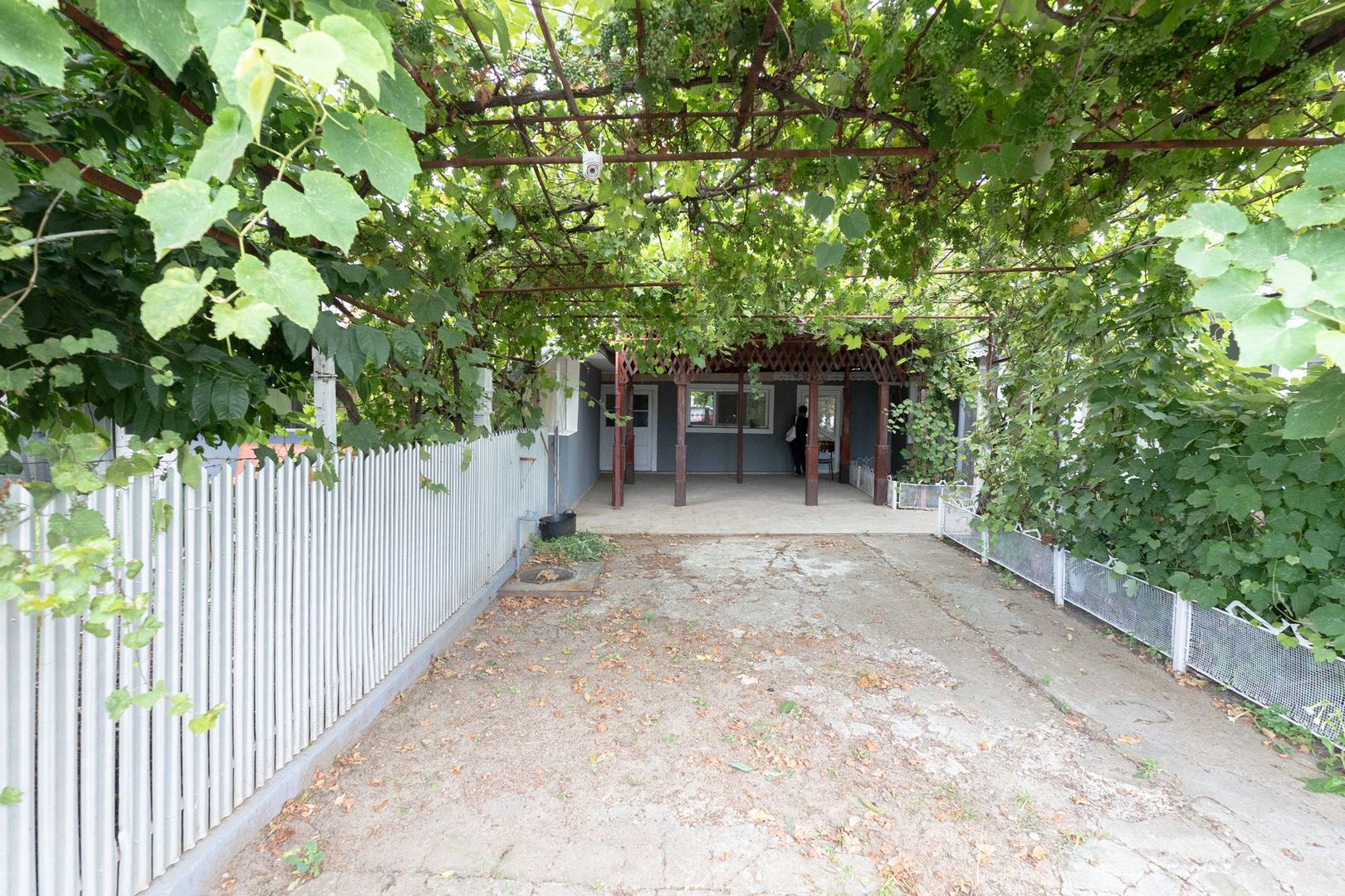 Casă cu 5 camere, complet renovată cu teren 920 mp în Tecuci - Poză 6