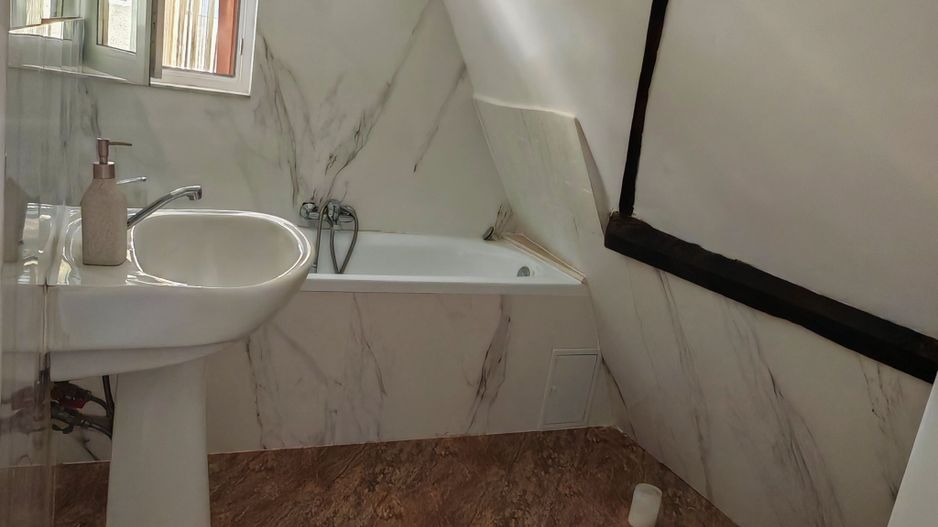 Vila cu 10 camere,pretabil compartimentare in 2 unitati separat,ASTRA. - Poză 13