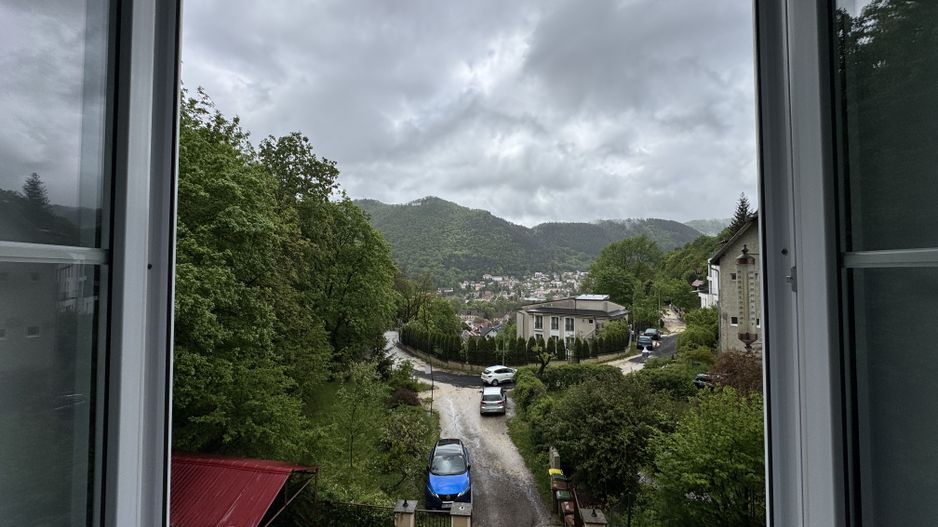 Apartament cu vedere spre Tâmpa, liniște și natură, în Centrul Istoric al Brașov - Poză 1