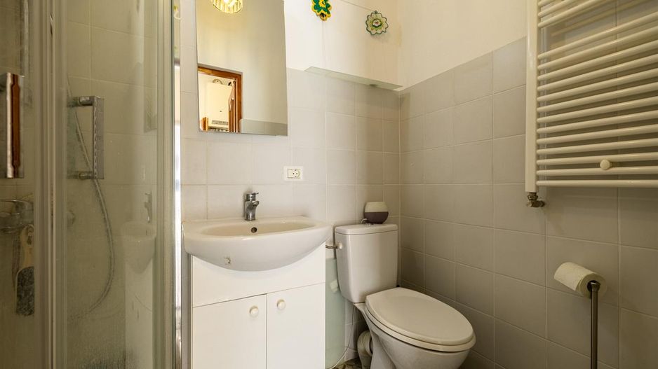 Imobil doua camere in casa+spatiu comercial+teren 270 mp  cu CF separat - Poză 13