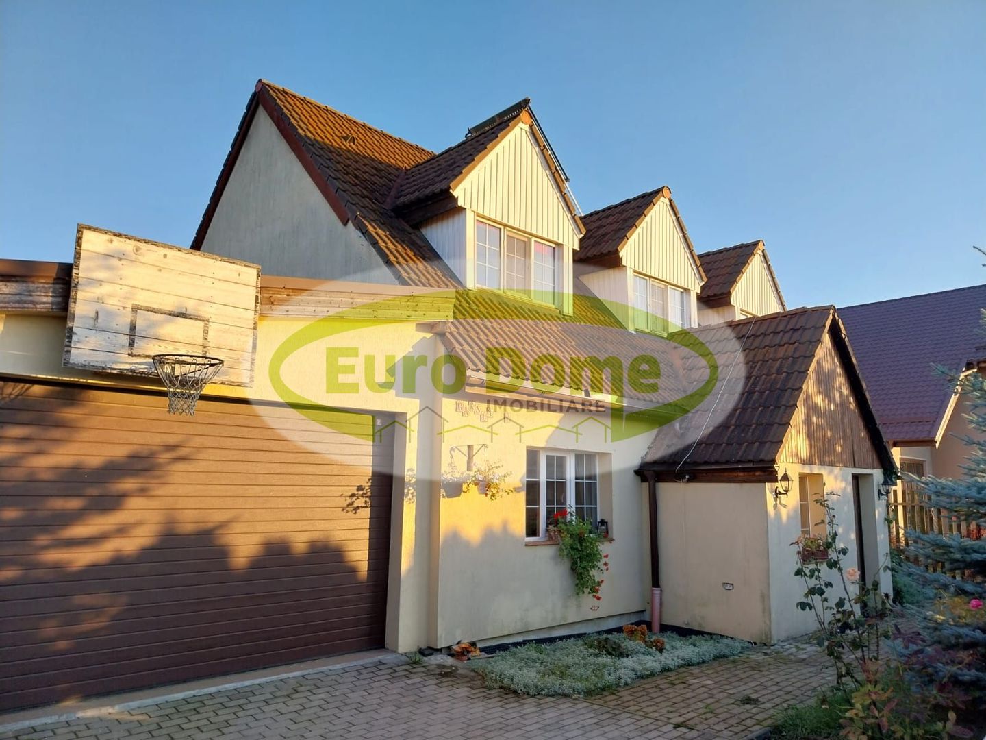 Casa primitoare, curte si gradina, priveliste frumoasa catre munti. - Poză 3