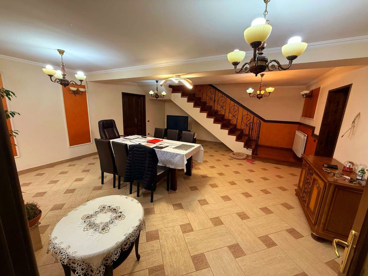 Cauți o casă mare sau spațiu pentru business? Aici le ai pe ambele! - Poză 20