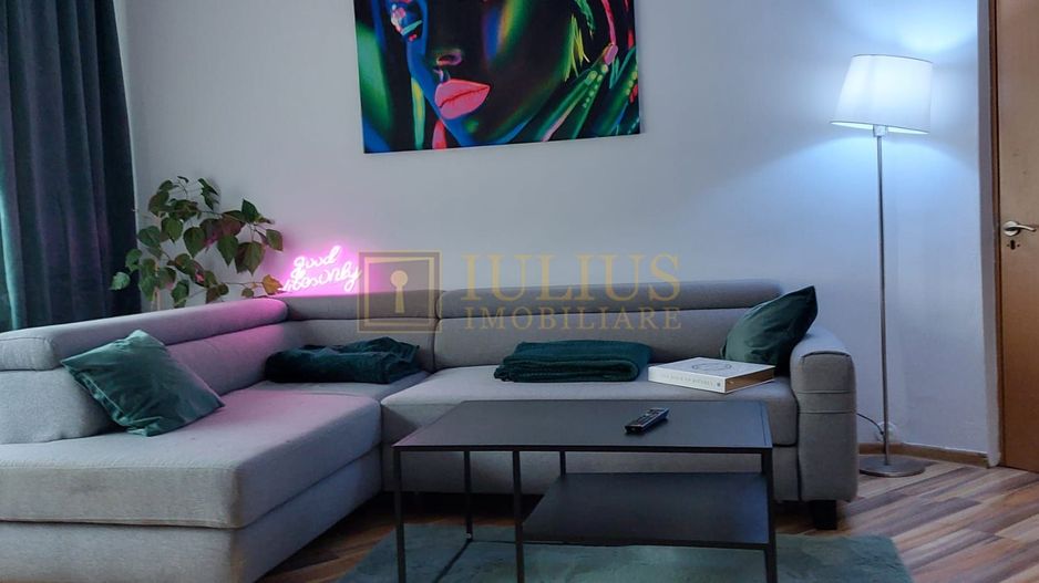 Parter inalt,  centrală proprie- in spate la Hotel Strelitia - Poză 3