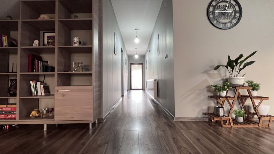 Casa de vânzare în Vulcana Pandele, la o distanță mica de oraș! - Poză 9