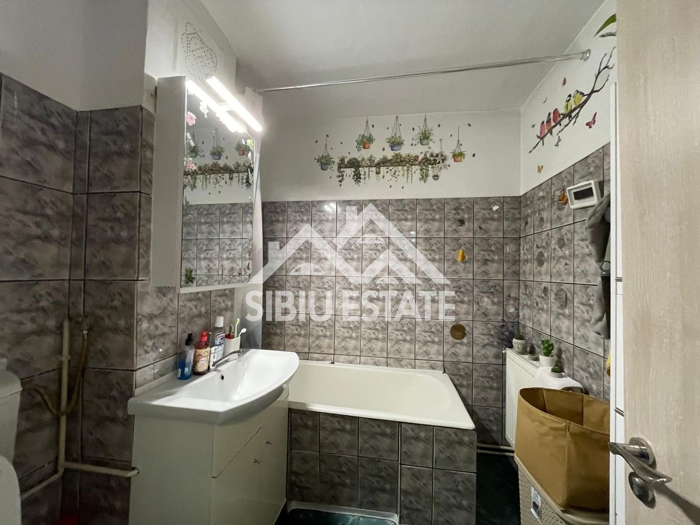 Apartament decomadat cu 3 camere, etaj 2 Cartier Valea Aurie - Poză 8