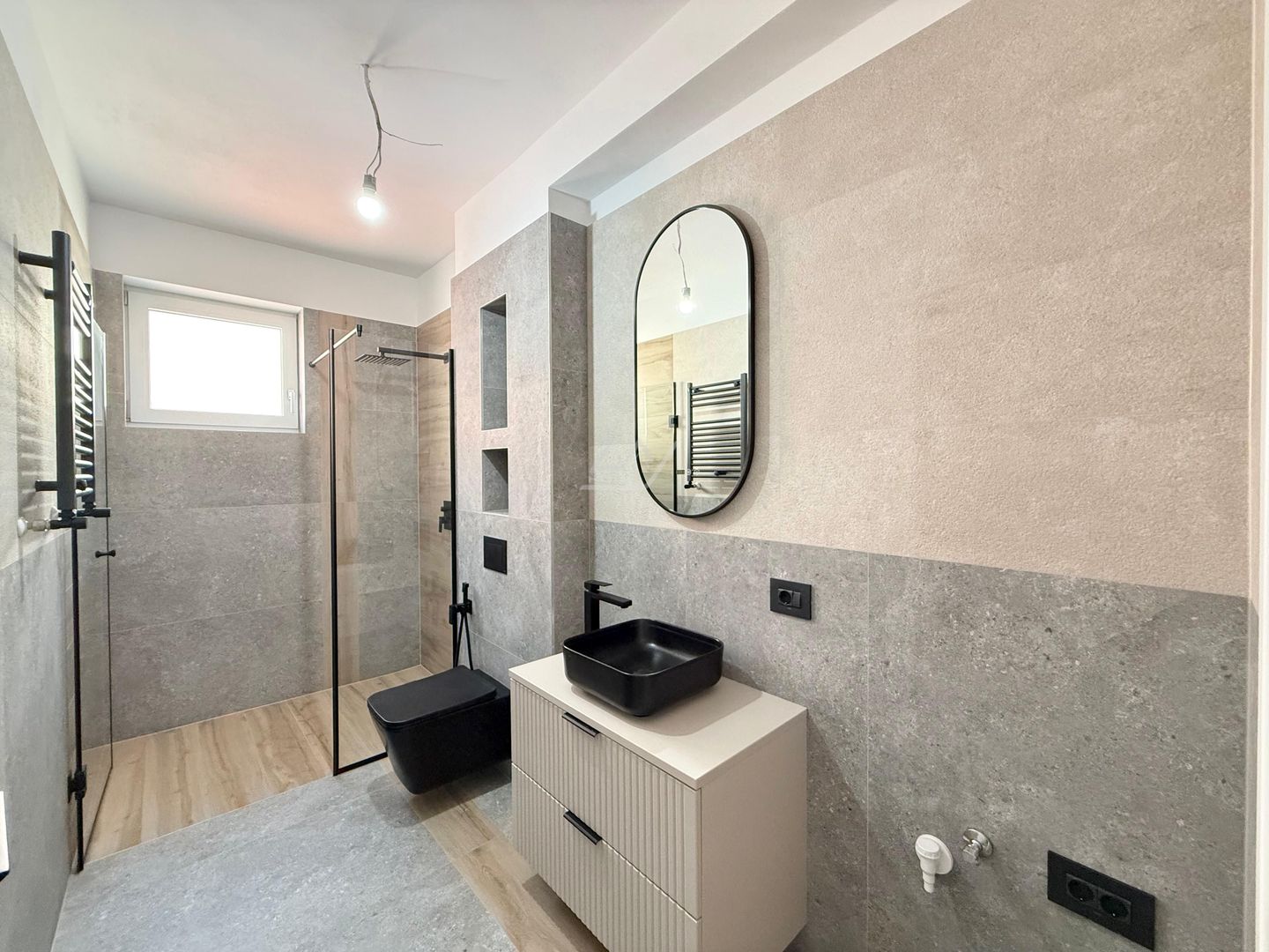 Ap pe 2 niveluri. Bucatarie inchisa, 2 bai. 2 locuri de parcare. - Poză 3