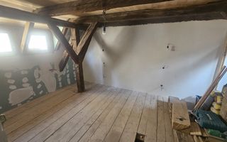 Casă veche, solidă, cu 4 camere, pivniță boltită și 4 băi – zonă centrală - Poză 3