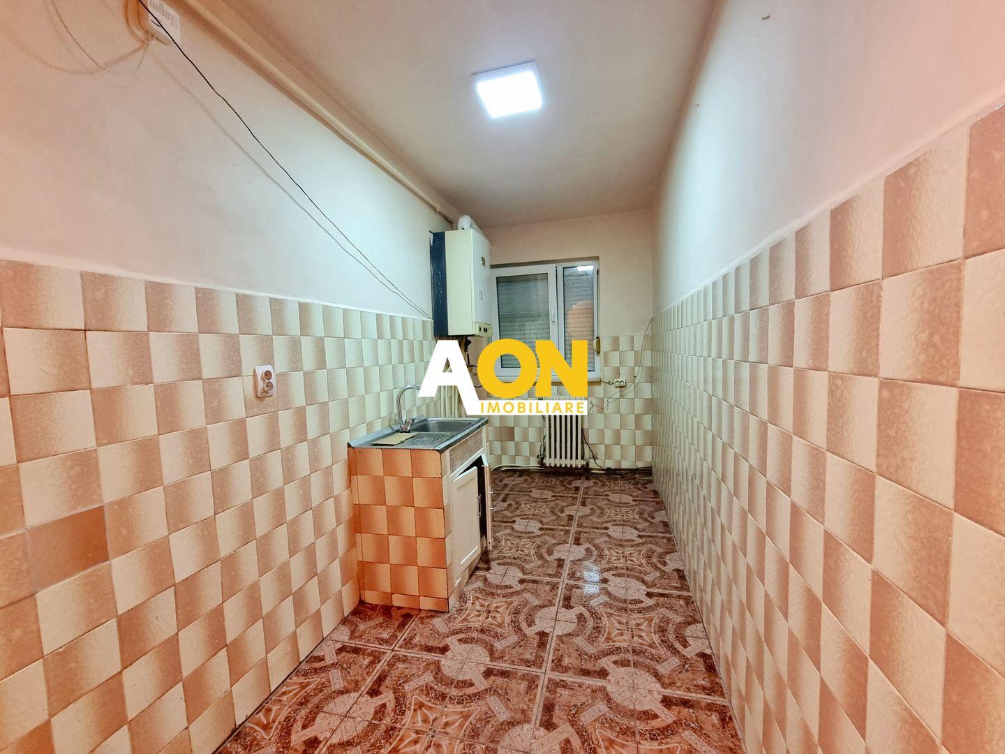Apartament 2 camere, decomandat, etaj intermediar, Cetate - Poză 3
