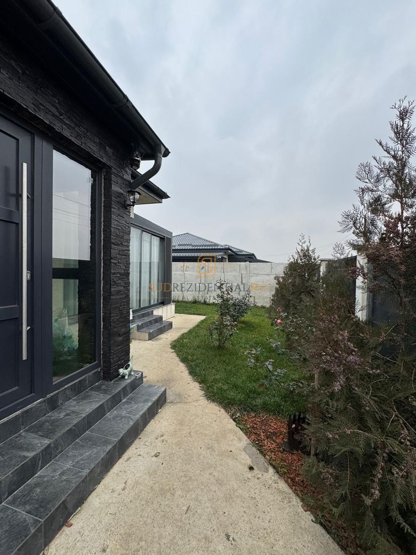 Vila modernă pe parter cu terasă închisă și pod pentru depozitare - Poză 13