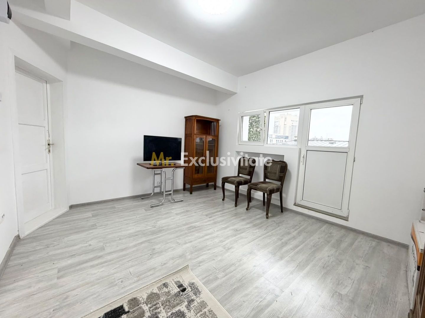 Garsonieră de închiriat, renovată, langă metrou Universitate - Poză 1